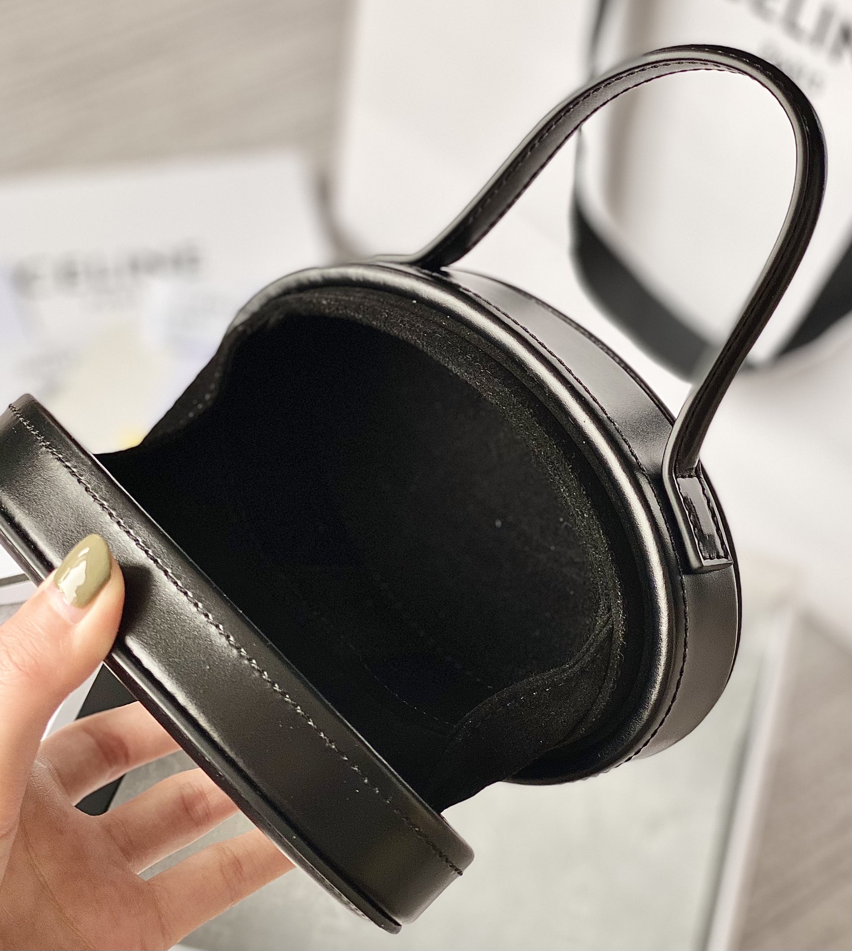 Ce**e oval minaudiere cuir triomphe