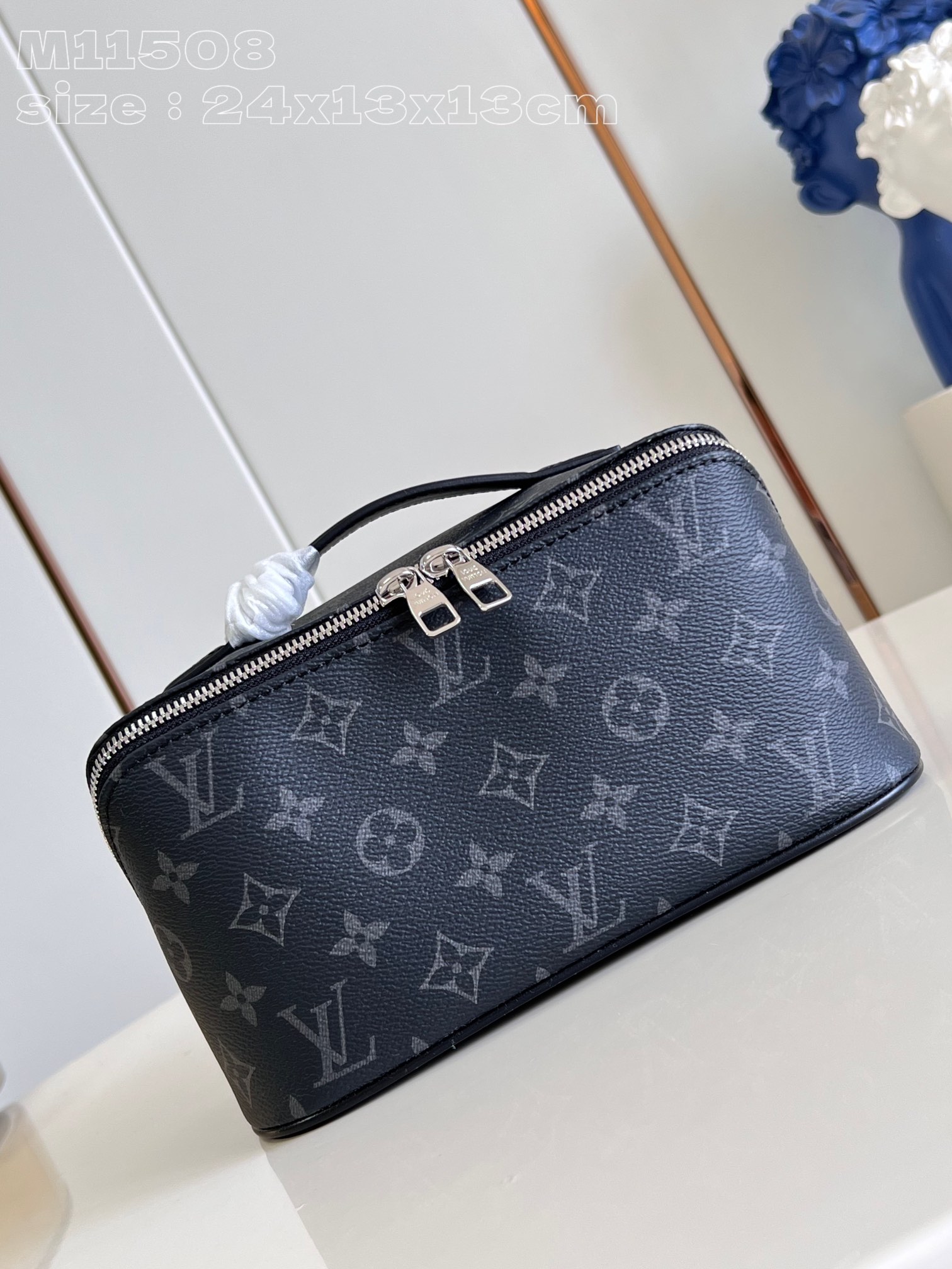 l**is V*t*n toiletry bag