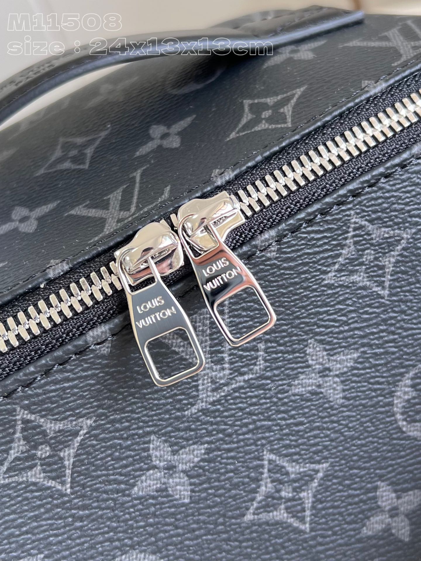 l**is V*t*n toiletry bag