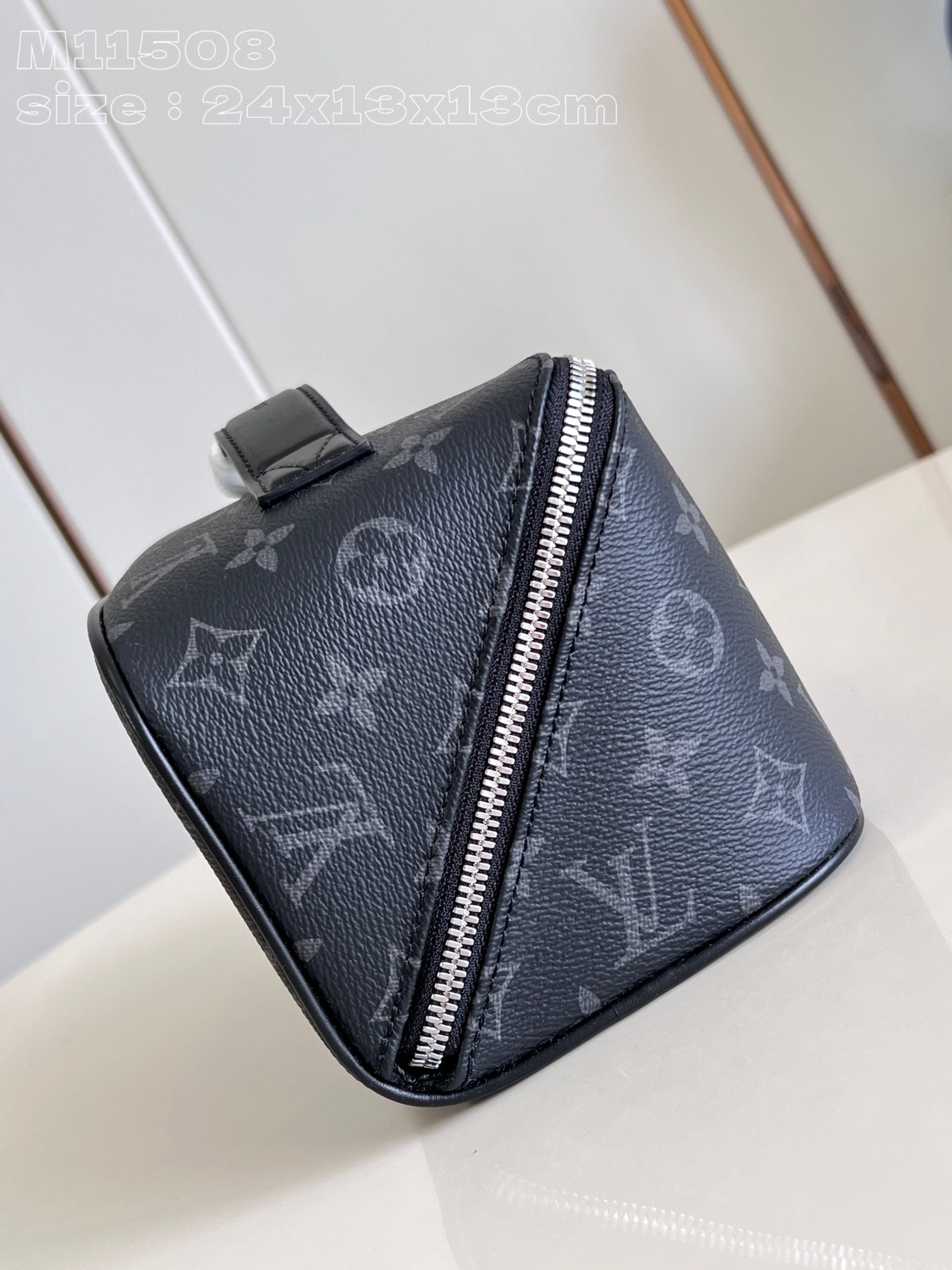 l**is V*t*n toiletry bag