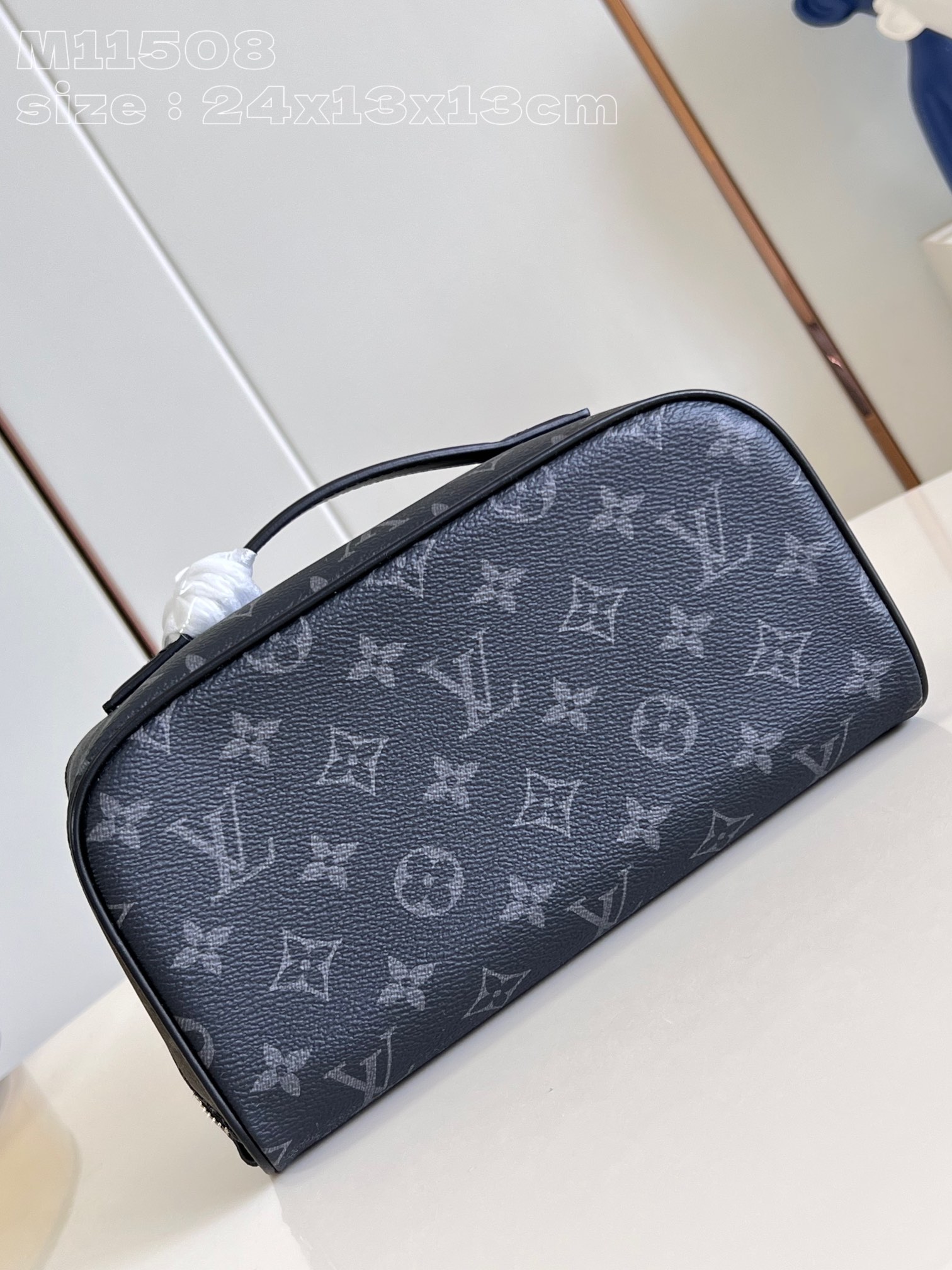 l**is V*t*n toiletry bag