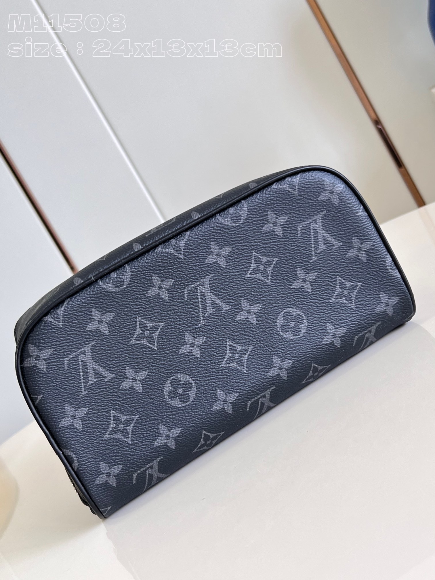 l**is V*t*n toiletry bag