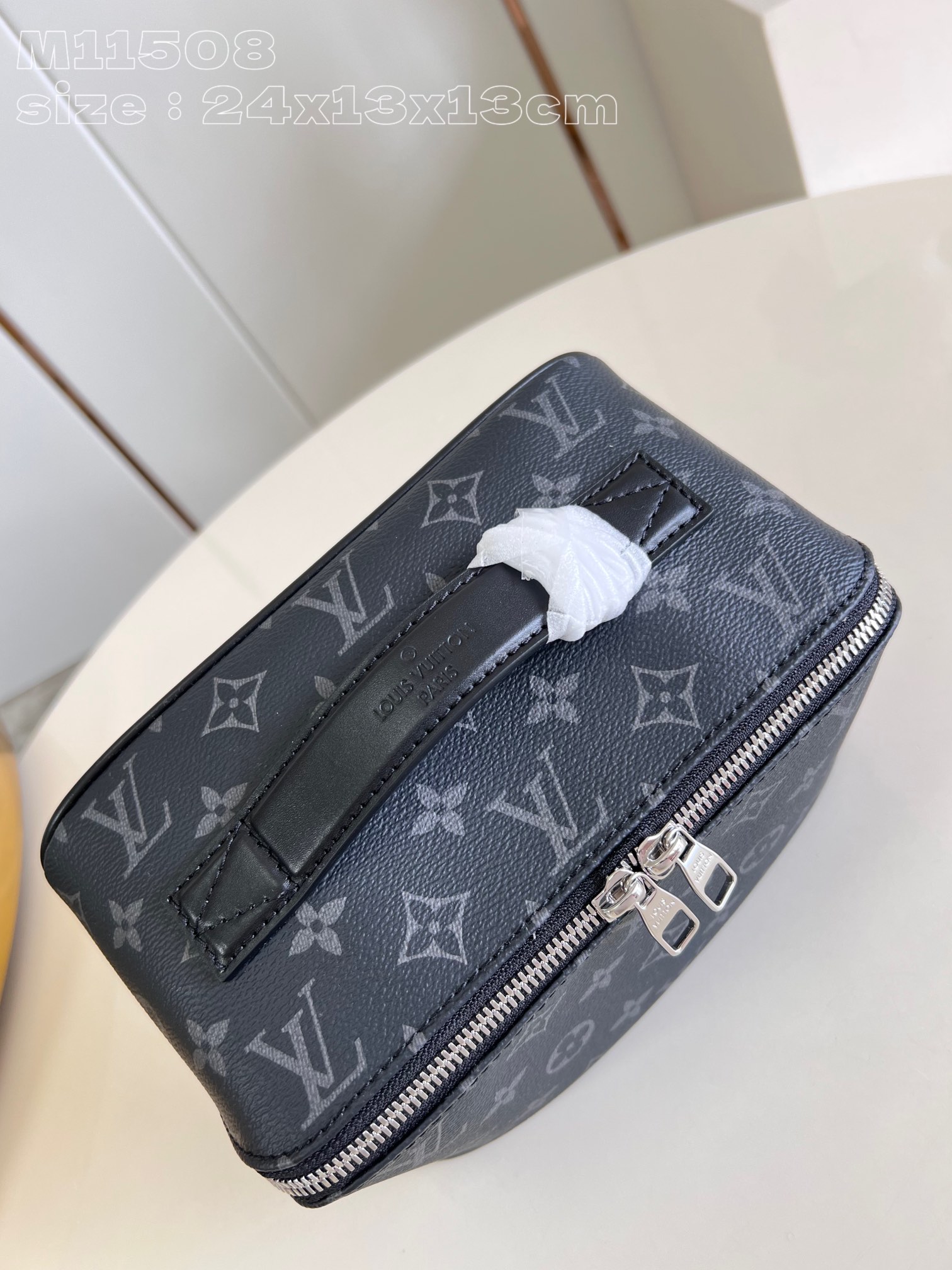 l**is V*t*n toiletry bag