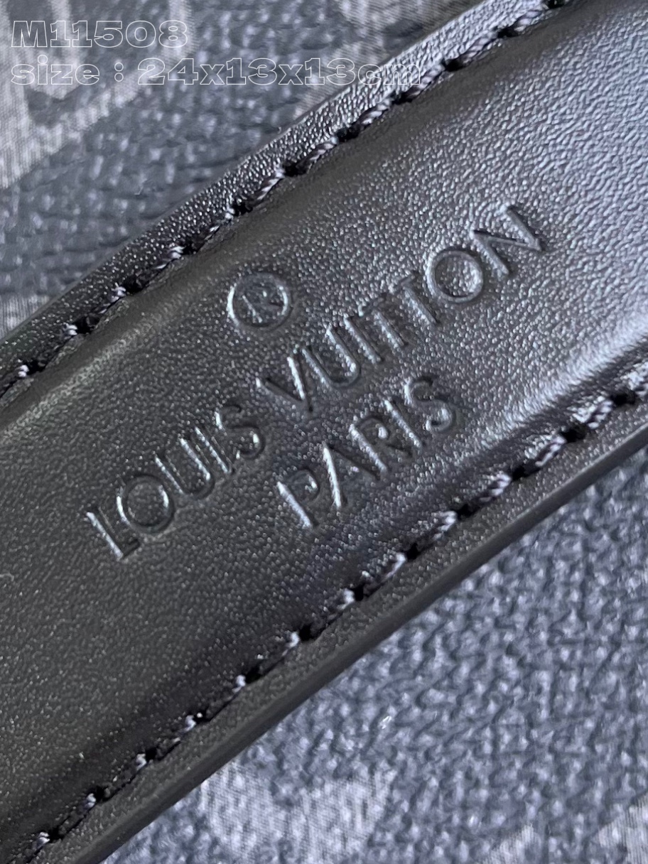 l**is V*t*n toiletry bag