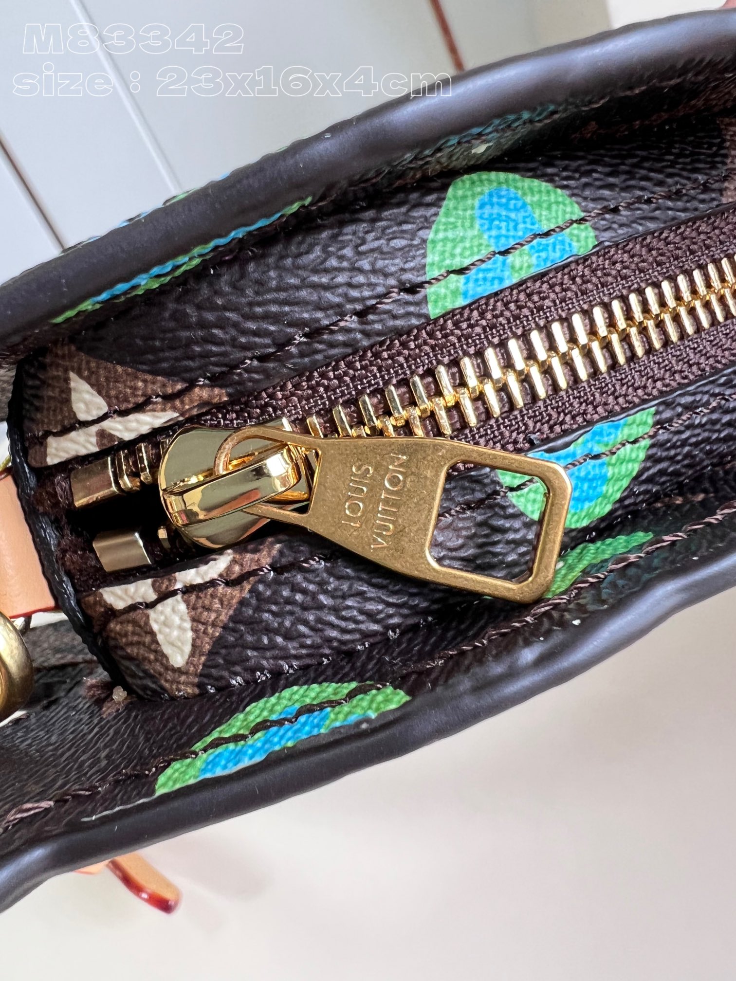 l**is V*t*n dog on strap