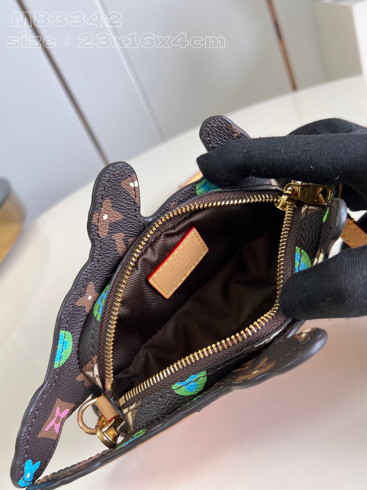 l**is V*t*n dog on strap