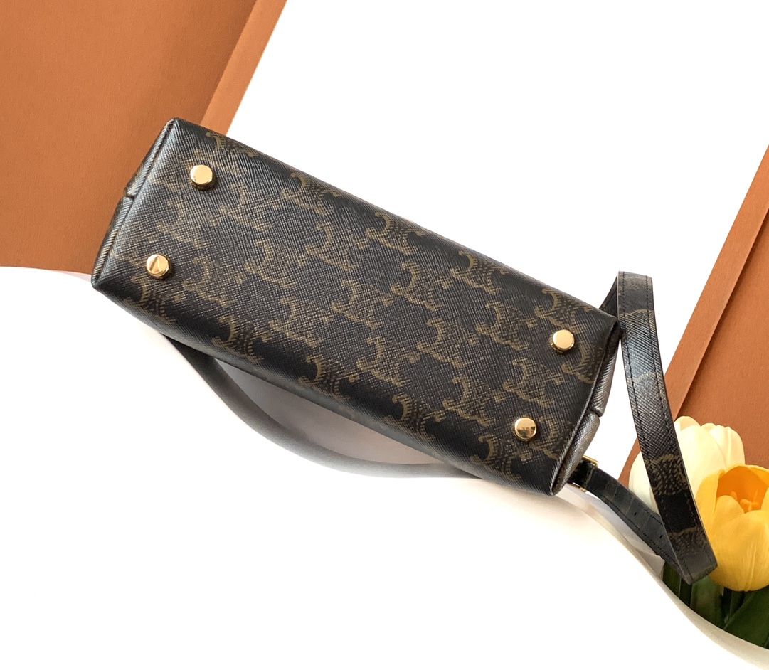 Ce**e teen nino bag in triomphe