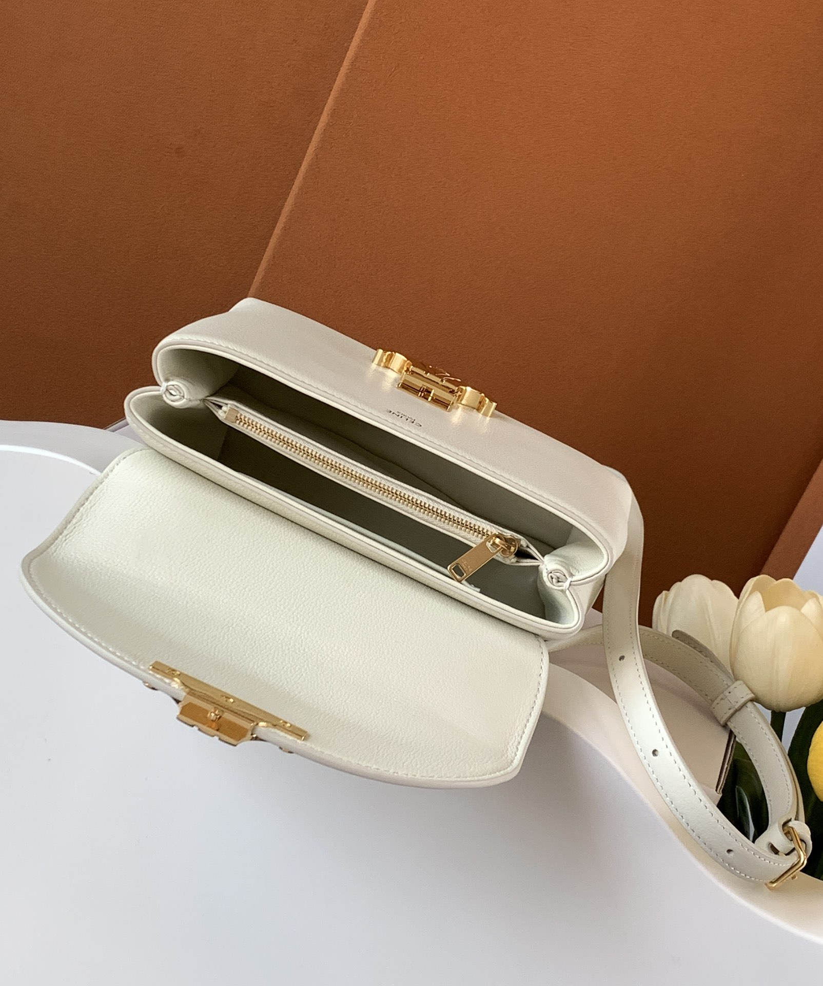Ce**e teen nino bag in triomphe