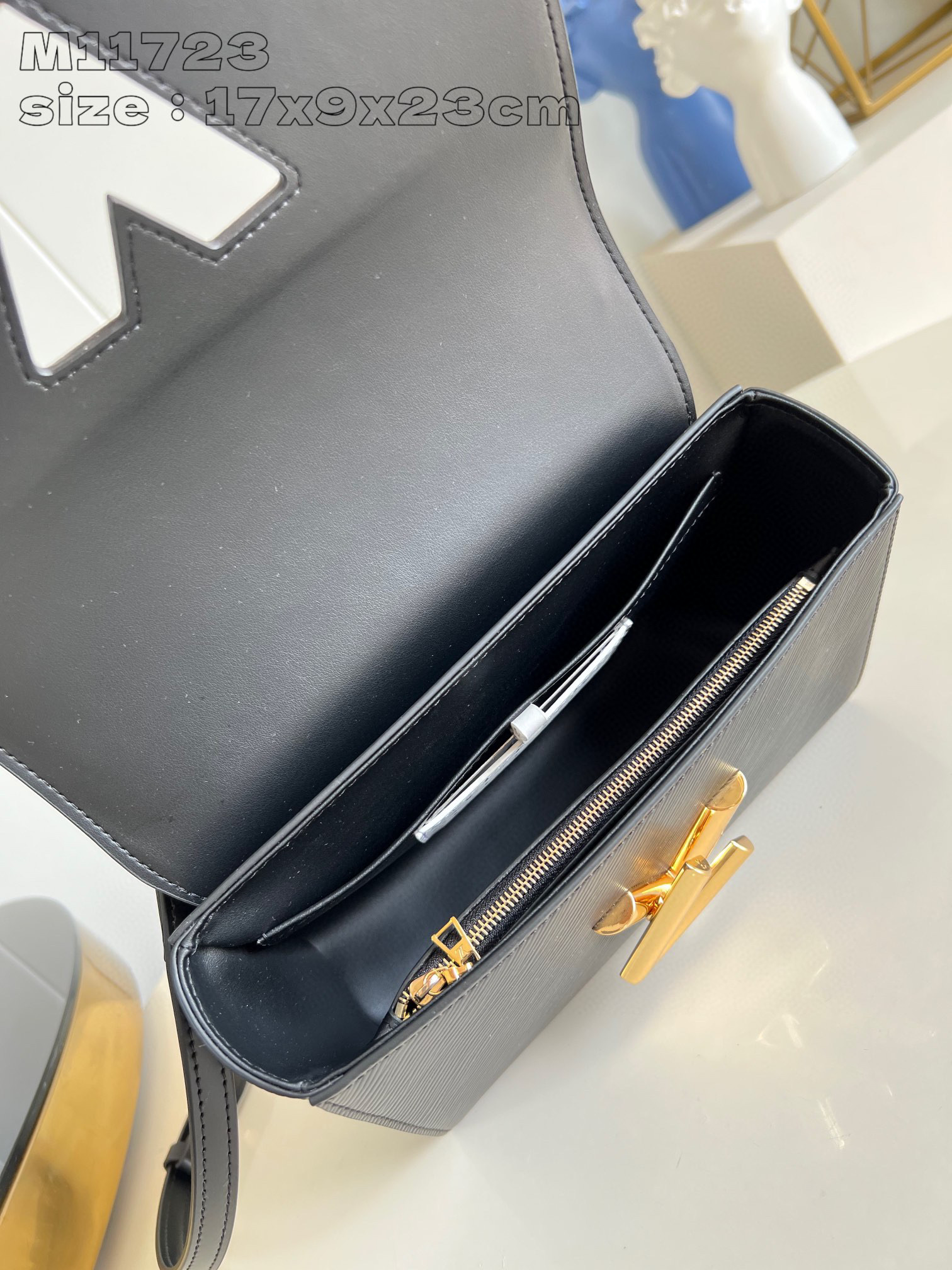 l**is V*t*n twist mm bag