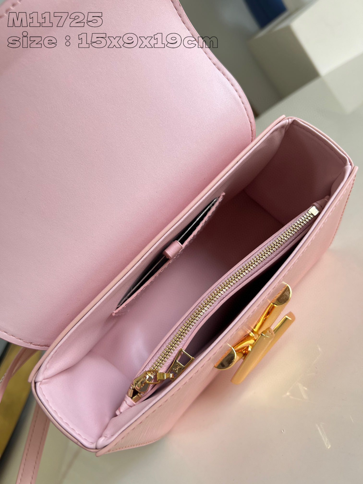 l**is V*t*n twist pm bag