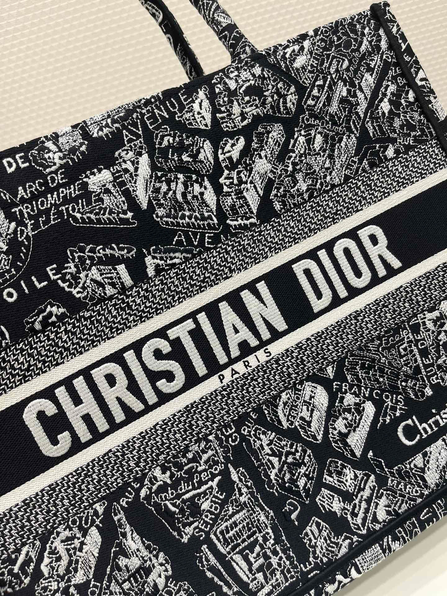 medium D*or book tote