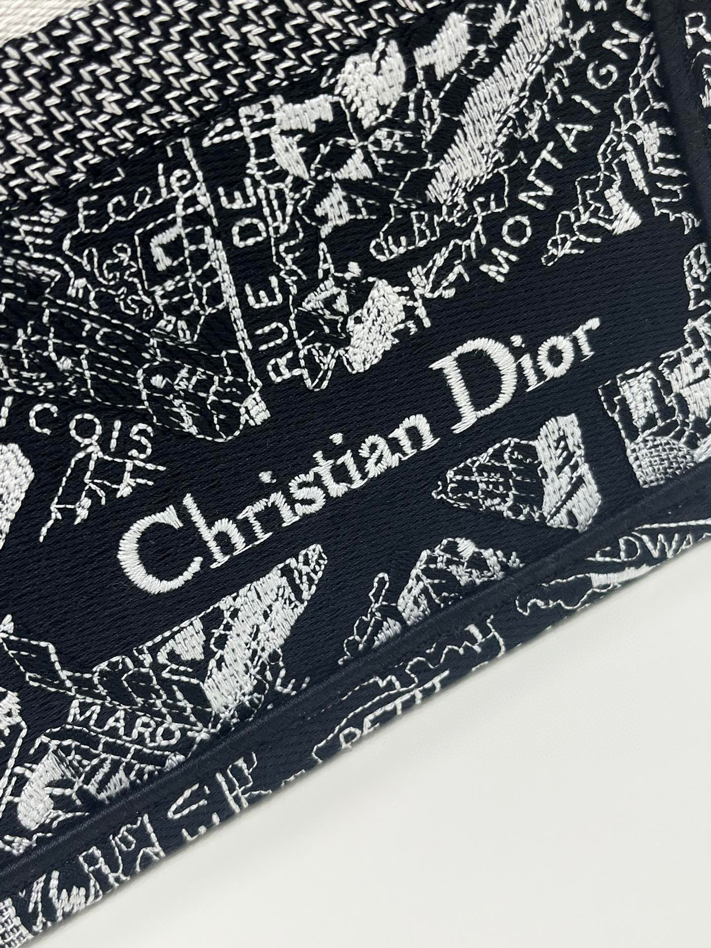 medium D*or book tote